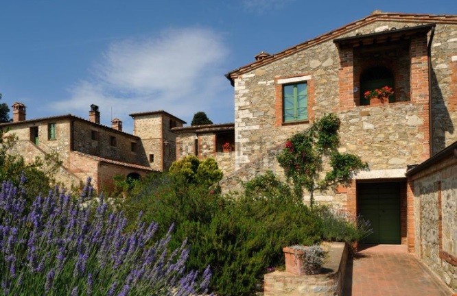 Un antico borgo nel senese si vende come resort e set cinematografico per 13 milioni