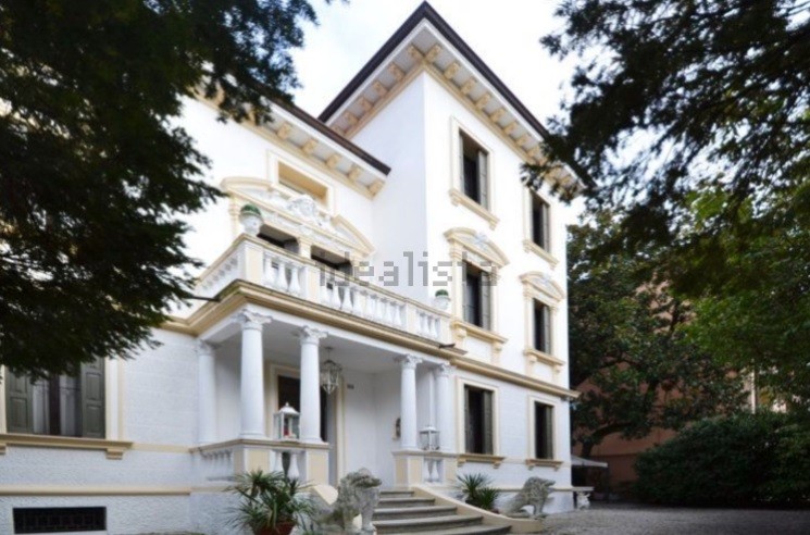Una villa signorile che fonde antico e moderno in vendita per 1,45 mln
