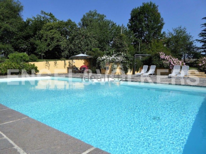 Una cascina ristrutturata con parco e piscina in vendita per 870 mila euro
