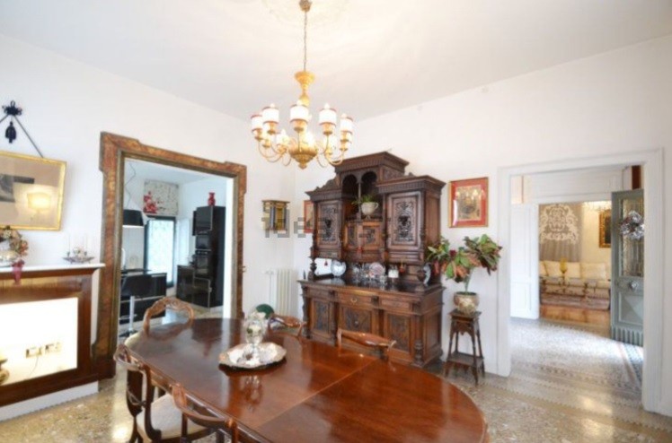 Una villa signorile che fonde antico e moderno in vendita per 1,45 mln
