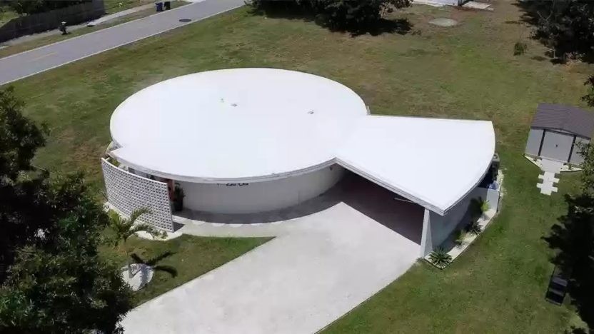 In vendita negli Usa per quasi un milione di dollari una casa “rotonda” degli anni ‘70