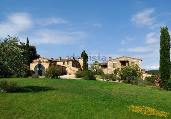 Un antico borgo nel senese si vende come resort e set cinematografico per 13 milioni