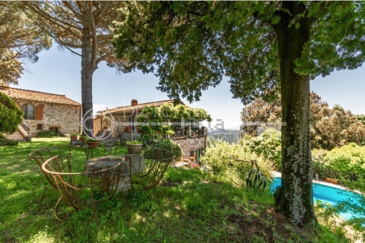 Un antico borgo sul mare della Versilia in vendita per 4,6 milioni