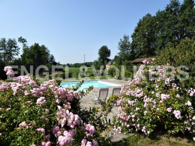 Una cascina ristrutturata con parco e piscina in vendita per 870 mila euro