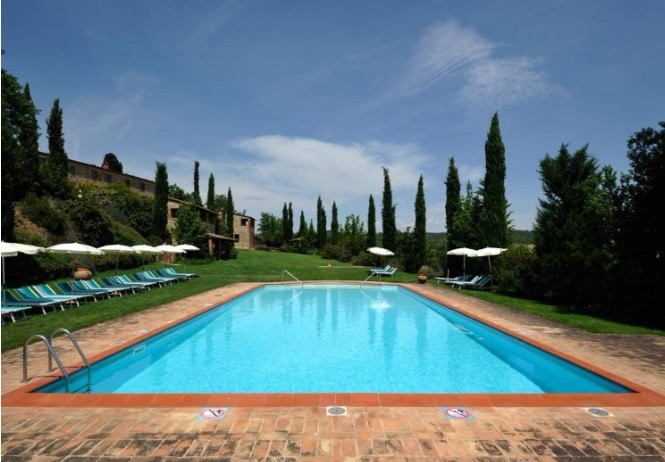 Un antico borgo nel senese si vende come resort e set cinematografico per 13 milioni