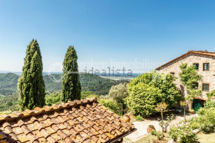 Un antico borgo sul mare della Versilia in vendita per 4,6 milioni