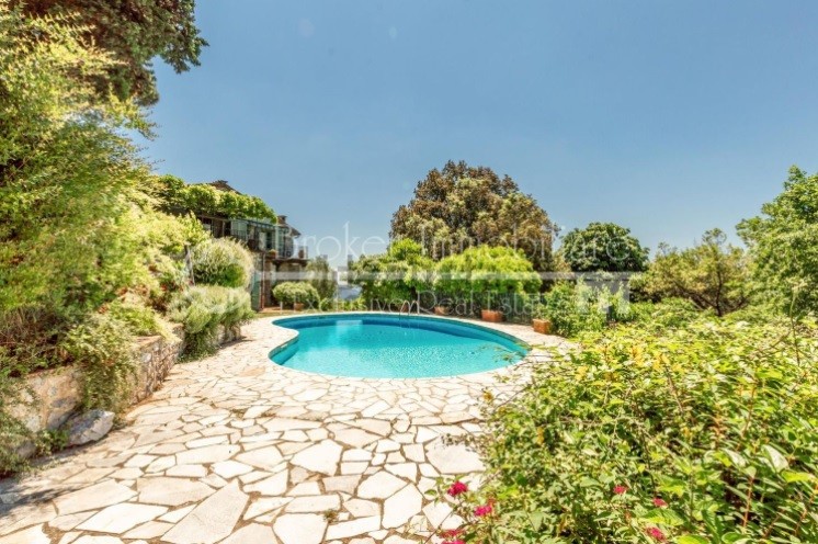 Un antico borgo sul mare della Versilia in vendita per 4,6 milioni