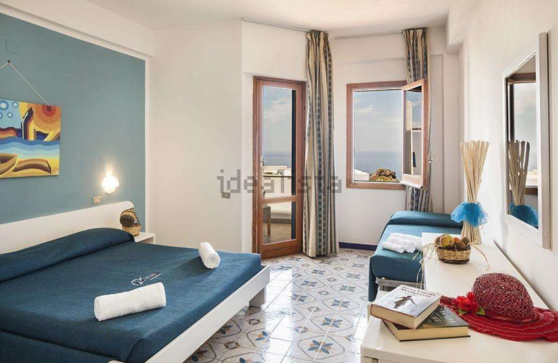 Hotel all'asta a Ustica