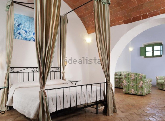 Un antico borgo nel senese si vende come resort e set cinematografico per 13 milioni
