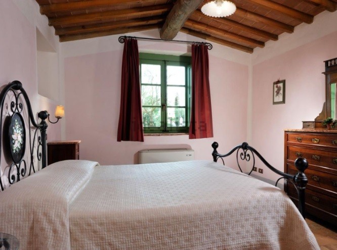 Un antico borgo nel senese si vende come resort e set cinematografico per 13 milioni