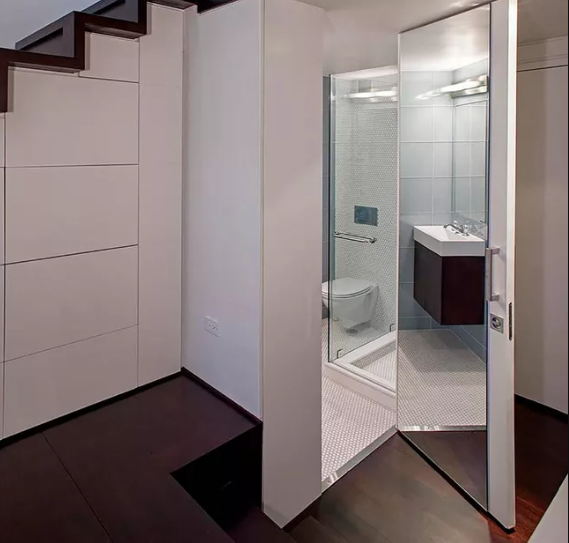 Un piccolo bagno con tutto il necessario