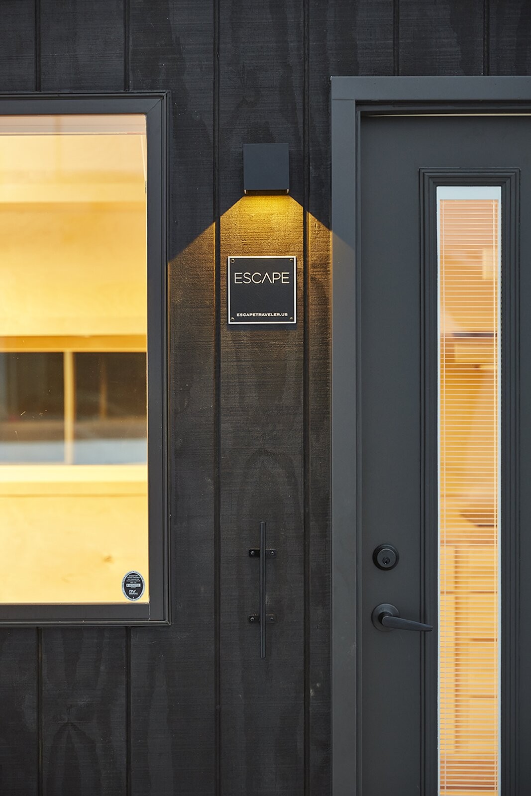 Un dettaglio della facciata di eEscape