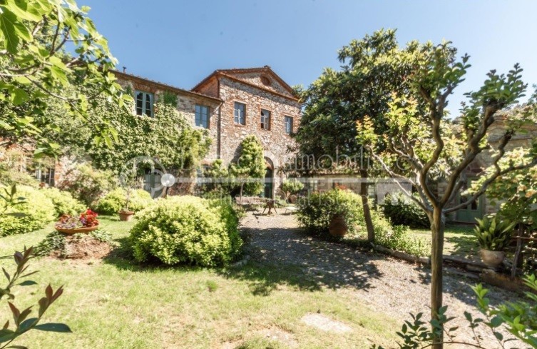 Un antico borgo sul mare della Versilia in vendita per 4,6 milioni