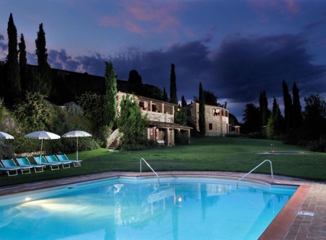 Un antico borgo nel senese si vende come resort e set cinematografico per 13 milioni