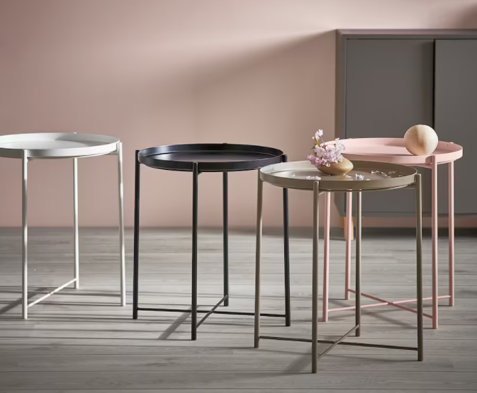 Il tavolo da vassoio di Ikea che trasformerà il tuo salone per meno di 20 euro