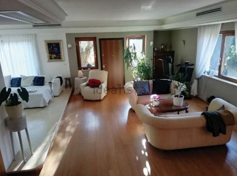 In vendita all'asta una villa con giardino e piscina ad Ostia Antica per 350mila euro