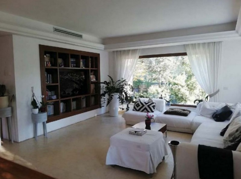 In vendita all'asta una villa con giardino e piscina ad Ostia Antica per 350mila euro