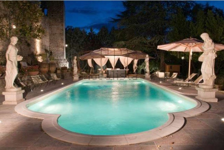 Un castello del XII secolo con parco e piscina in vendita a Perugia per 16 milioni
