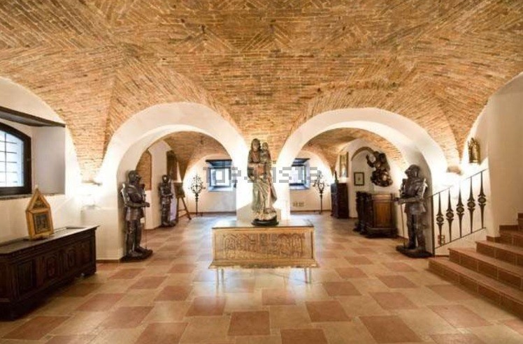 Un castello del XII secolo con parco e piscina in vendita a Perugia per 16 milioni
