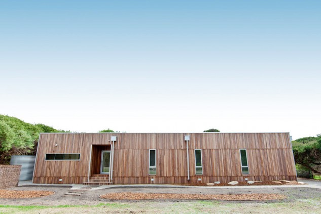 Una casa prefabbricata con interni di design e illuminata dalla luce naturale