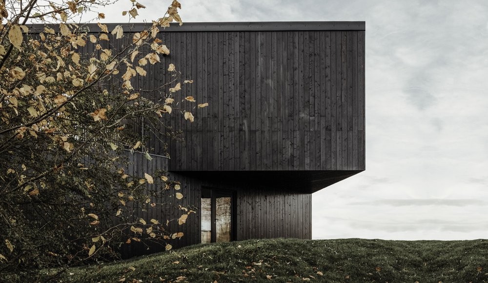 Realizzata in legno scuro