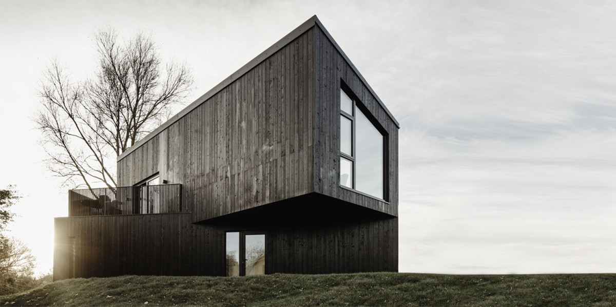 Una casa prefabbricata sostenibile in mezzo alla natura e dal design minimalista