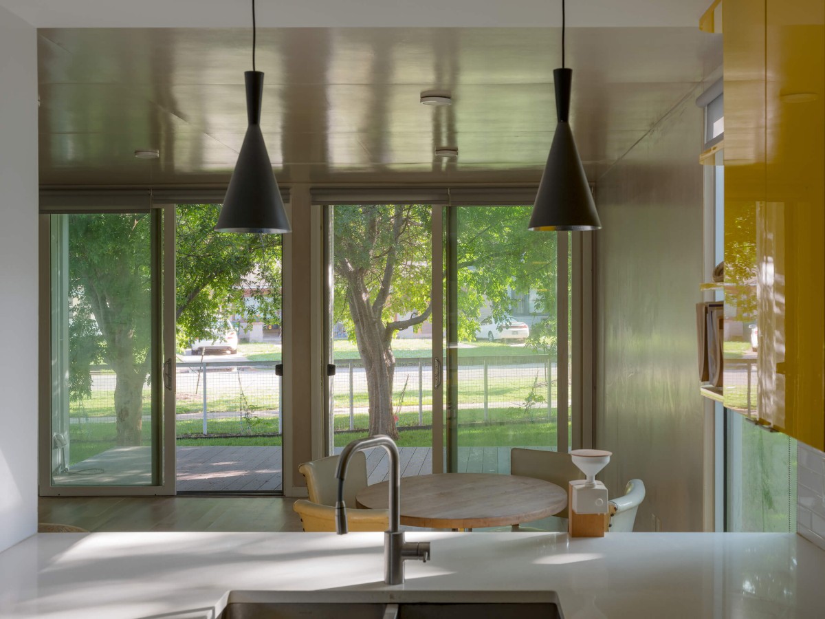 Cucina con vista sul giardino