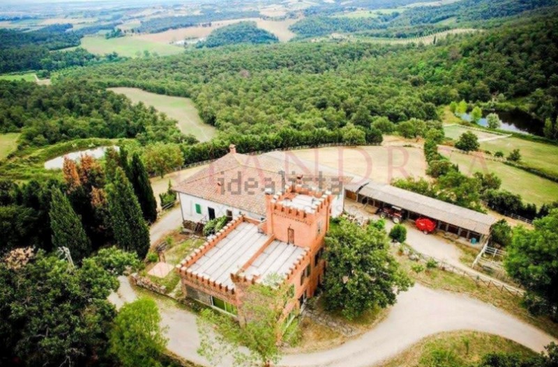 In vendita una tenuta toscana con azienda agricola e piccolo castello per 3.200.000 euro