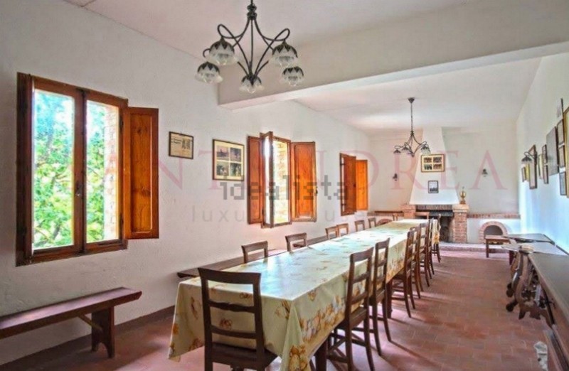 In vendita una tenuta toscana con azienda agricola e piccolo castello per 3.200.000 euro
