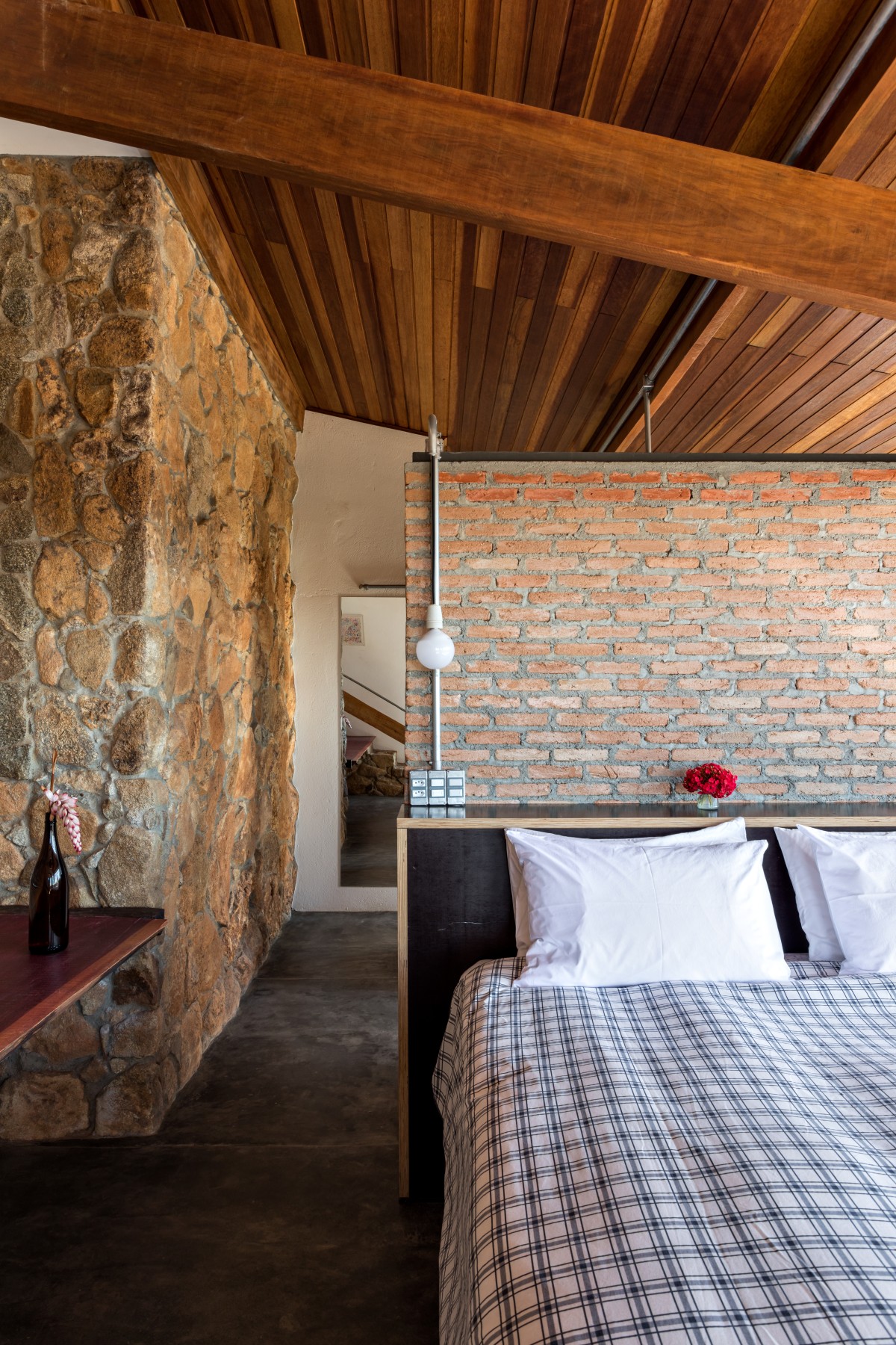 Camera da letto con letto grande