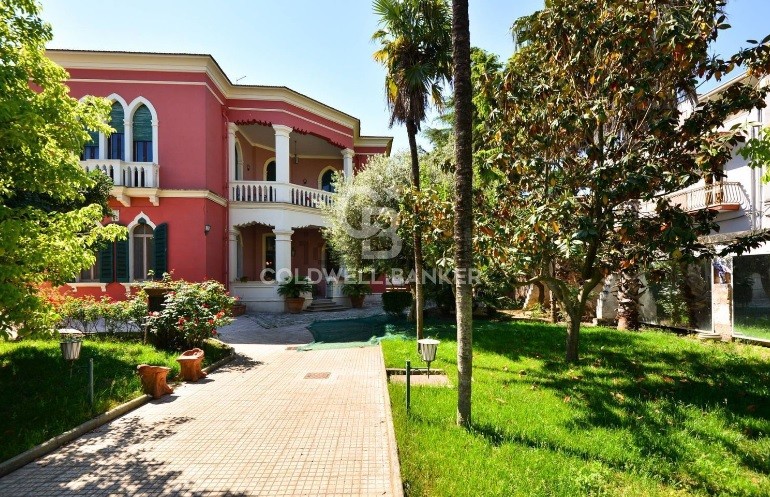 Una villa in stile veneziano in vendita nell’alto Salento per circa 2 mln