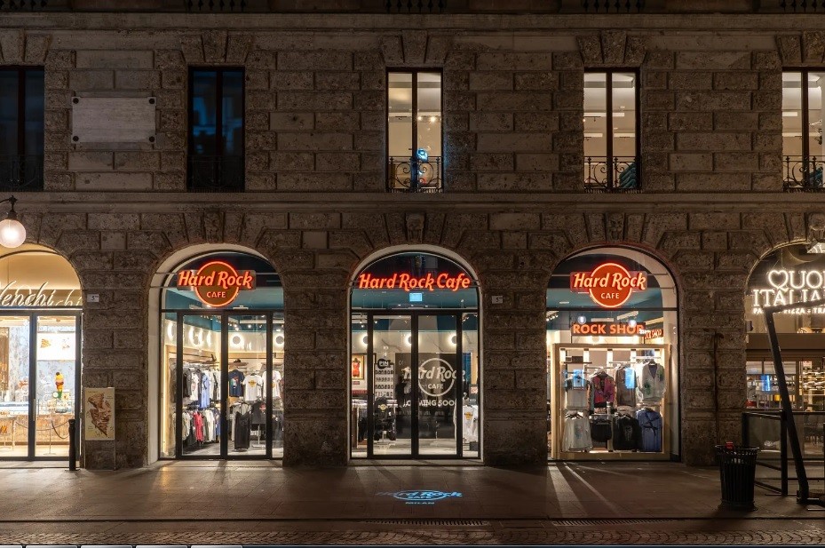 Apre l'Hard Rock Cafe di via Dante a Milano