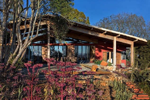 Una casa abbandonata trasformata in un'abitazione moderna e creativa