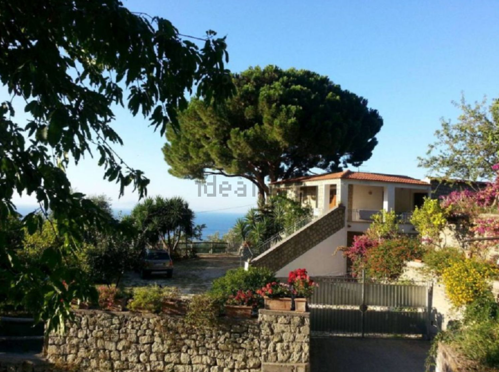 In vendita per 890.000 euro una splendida villa con vista mare a Ischia