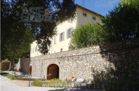 Una villa antica con mura in pietra e piscina si vende all’asta da 2 milioni di euro