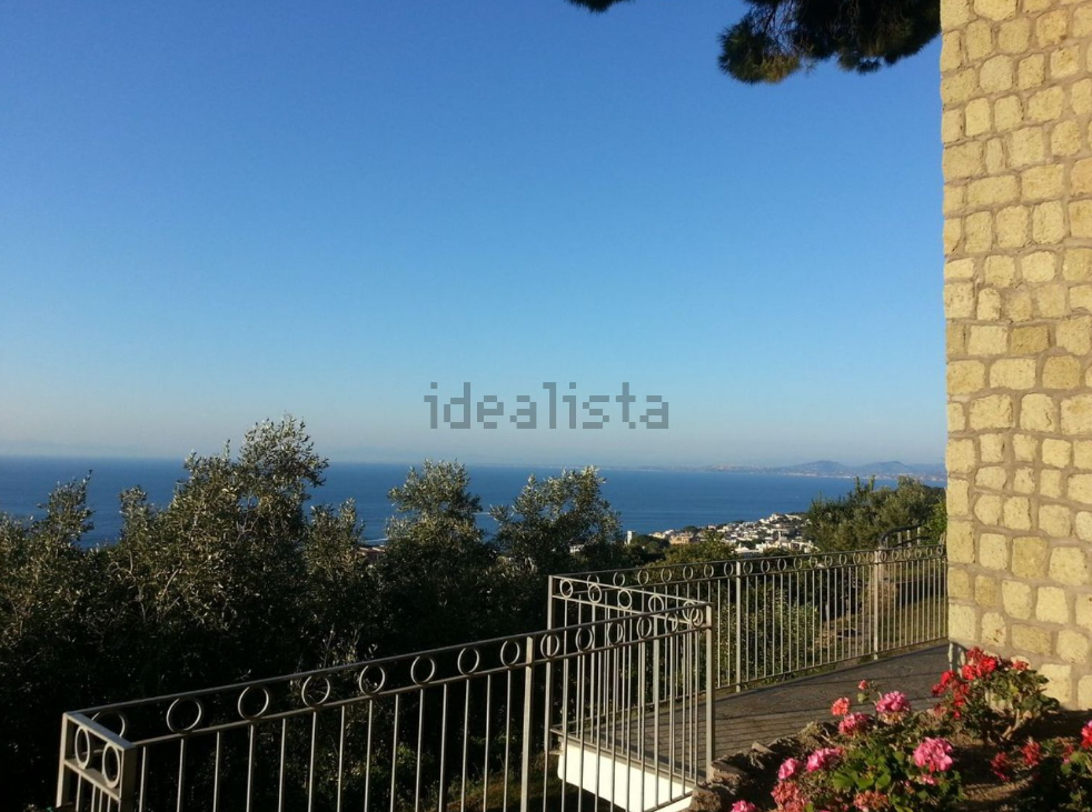 In vendita per 890.000 euro una splendida villa con vista mare a Ischia