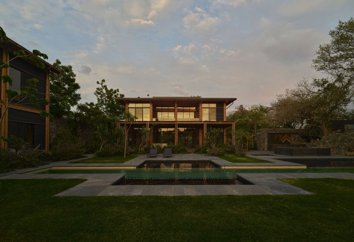 È circondato dalla natura