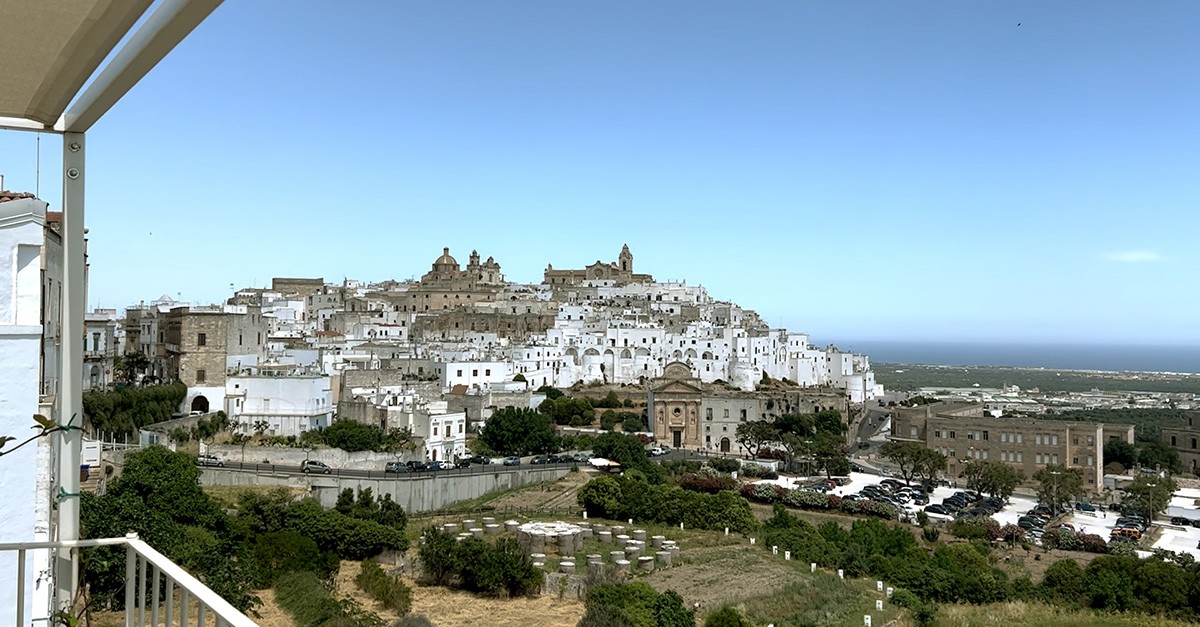 Il recupero di una casa d'epoca a Ostuni trasformata nella dimora di due architetti