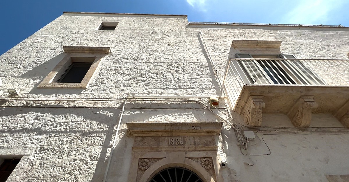 Il recupero di una casa d'epoca a Ostuni trasformata nella dimora di due architetti
