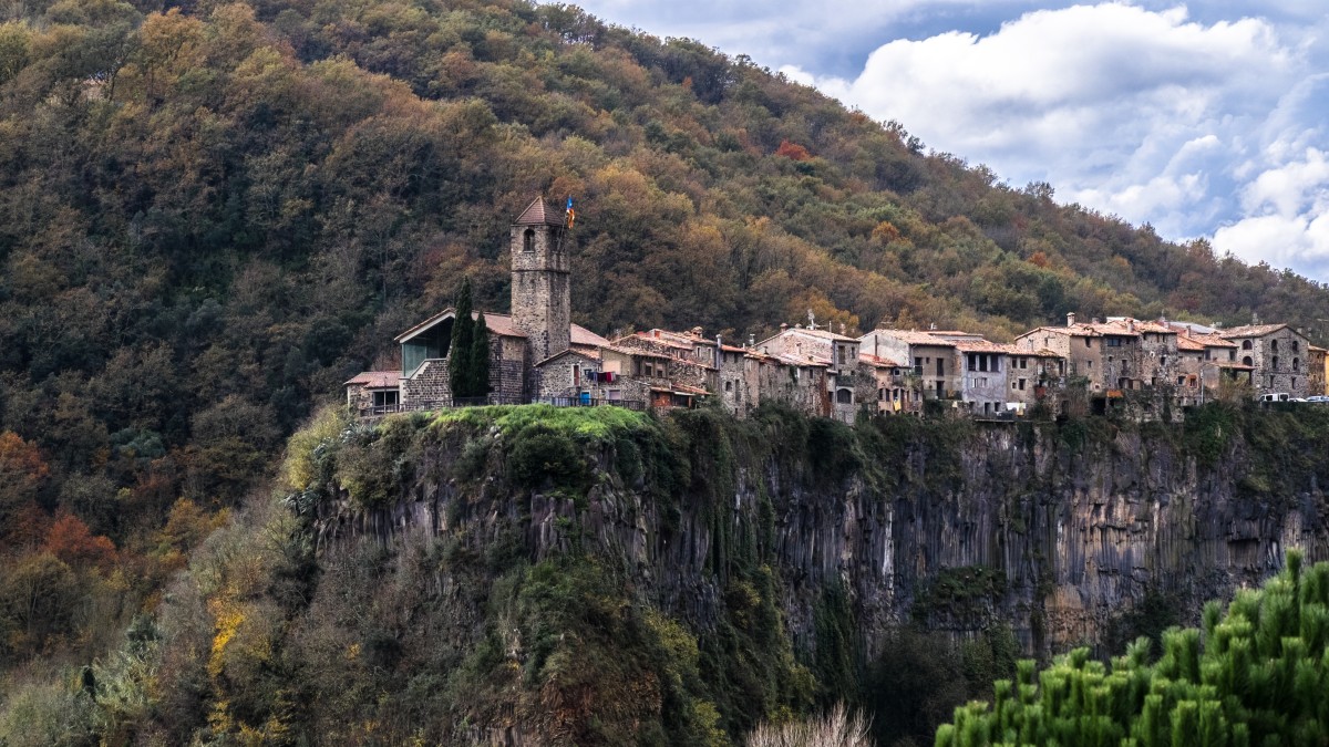Il piccolo borgo medievale spagnolo adagiato su un precipizio alto 50 m