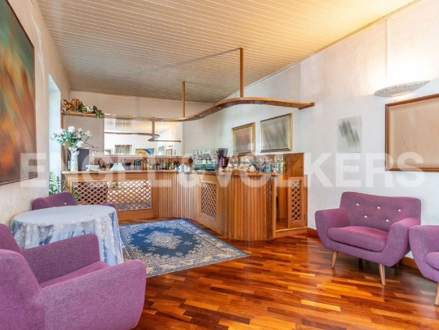 Un hotel panoramico a Castel Gandolfo si vende per 4,9 milioni di euro