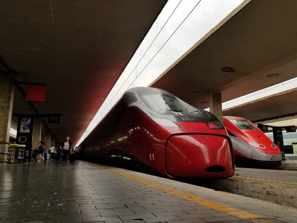 Elezioni politiche 2022: le agevolazioni per chi viaggia in treno, aereo e nave per votare