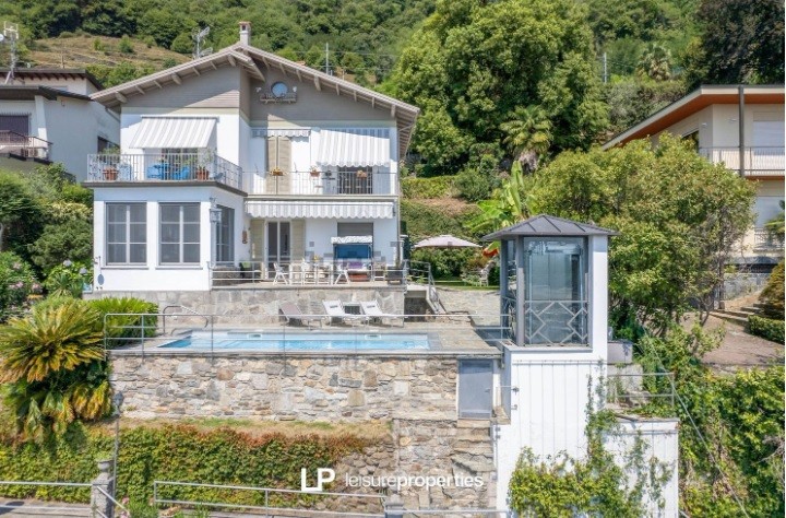 villa con piscina in vendita