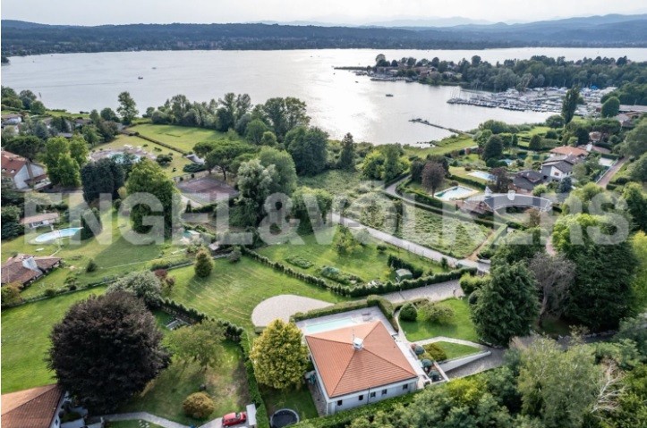 villa con piscina in vendita