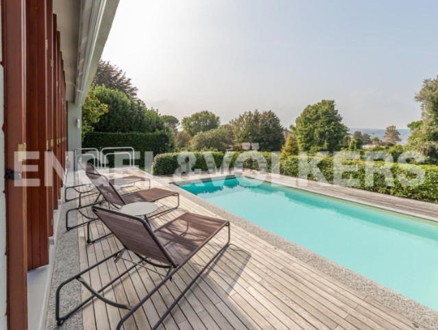 villa con piscina in vendita