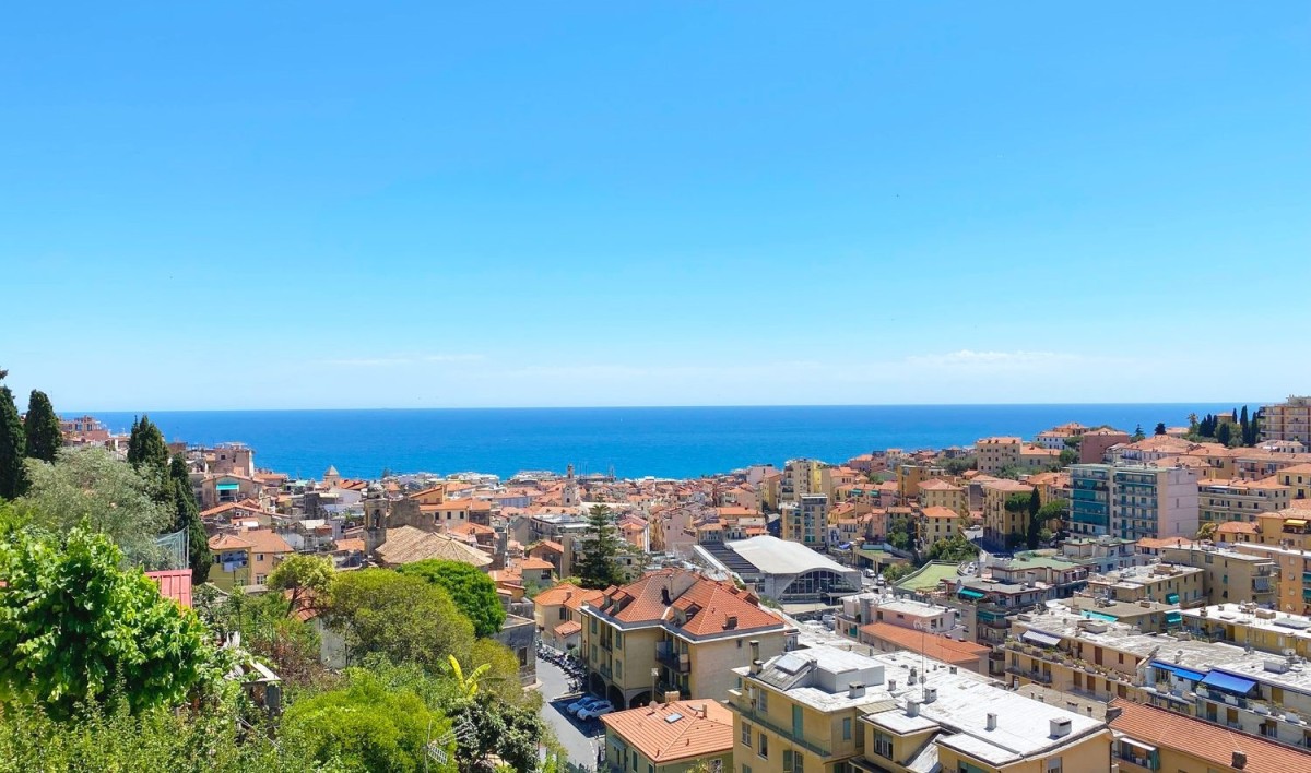 Desfruta das vistas do mar italiano com a nossa seleção de propriedades baratas à venda