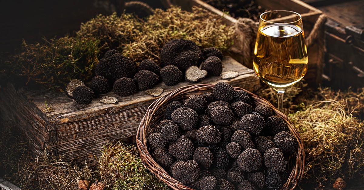 Tartufo d'Alba e bicchere di vino