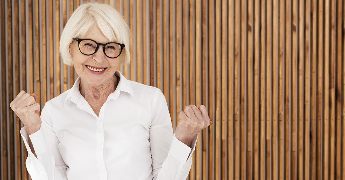 signora anziana felice