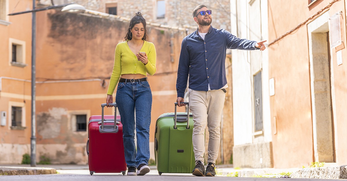coppia di turisti stranieri che indicano casa