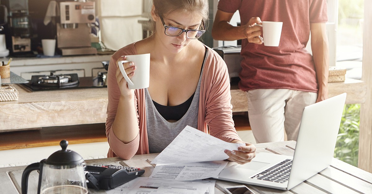 donna che guarda con espressione seria le tasse da pagare